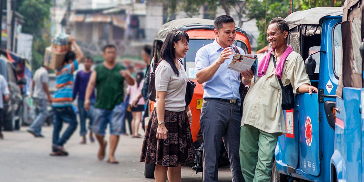 Àwọn Ẹlẹ́rìí Jèhófà ń wàásù ní ọjà kan ní Jakarta