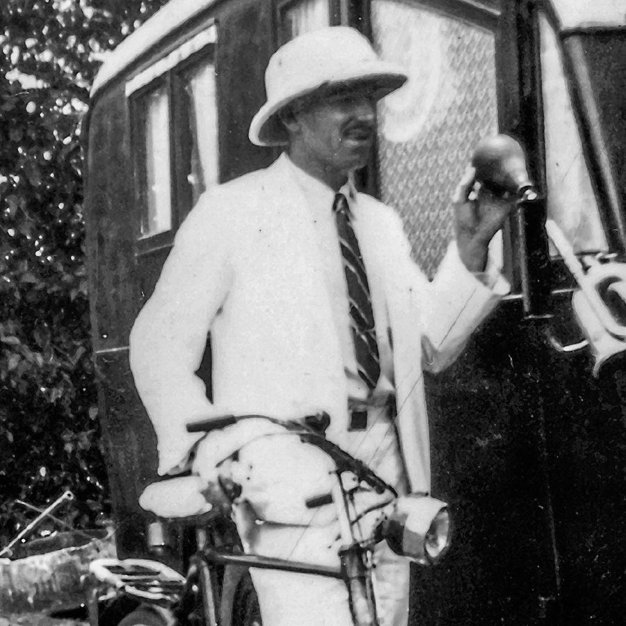 Charles Harris dúró sẹ́gbẹ̀ẹ́ kẹ̀kẹ́ kan àti ọkọ̀ àfiṣelé kan