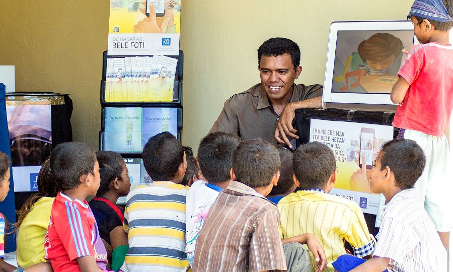 Níbi tá a pàtẹ ìwé wa sí nílùú Suai, lórílẹ̀-èdè Timor-Leste, àwọn ọmọdé gbádùn láti máa wo àwọn fídíò ‘Di Ọ̀rẹ́ Jèhófà’