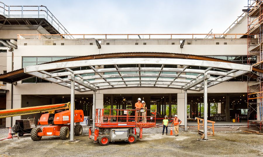 Àwọn tó yọ̀ǹda ara wọn ń ṣe àbáwọlé sí oríléeṣẹ́ wa tuntun ní Warwick, nílùú New York