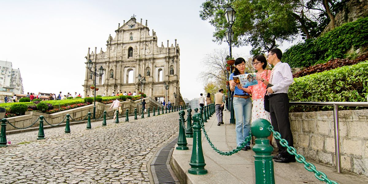 Àwọn Ẹlẹ́rìí Jèhófà ń wàásù fún obìnrin kan ní Macao