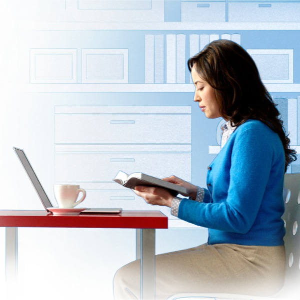 一个女人睇圣经，同埋上网揾资料