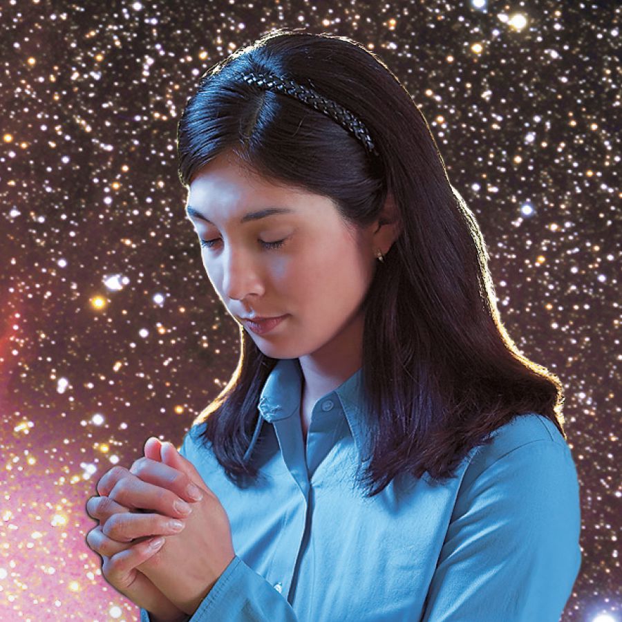 一个女子喺星空下祷告