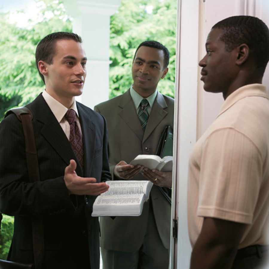 圣经学生喺老师陪同下同一个男子分享圣经信息。