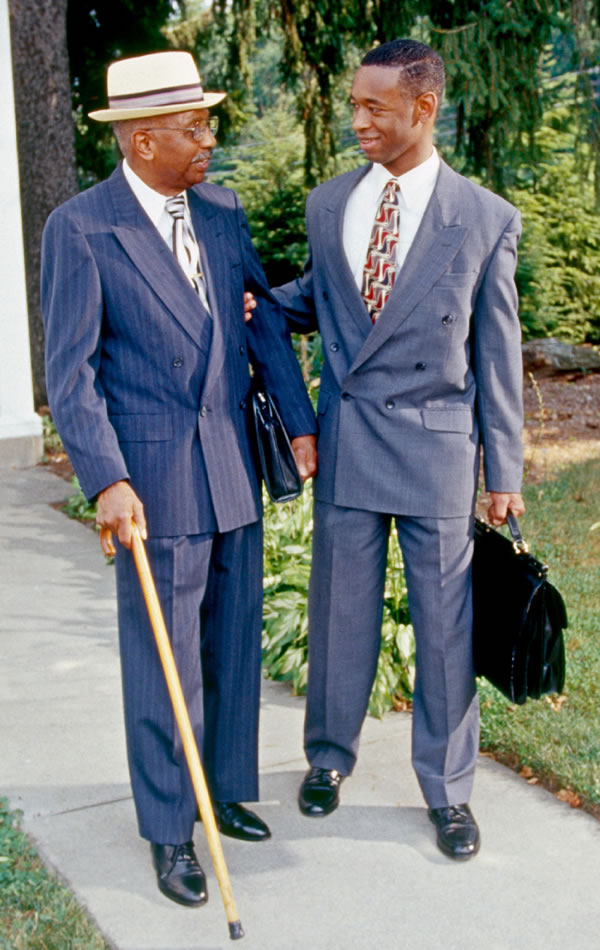 一个年轻的弟兄乐于帮助一个年长的弟兄，跟他一起传道。