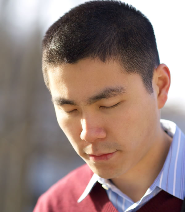 一个男子向上帝祷告