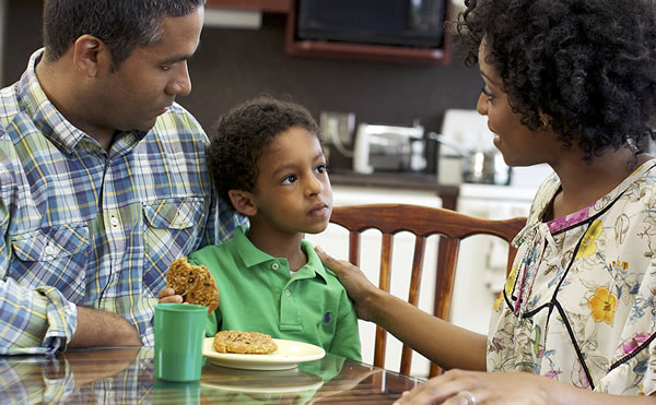 父母正在安慰孩子