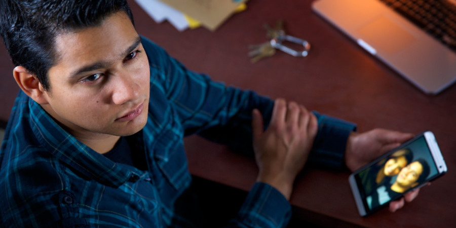 年轻人在想已分手的女朋友