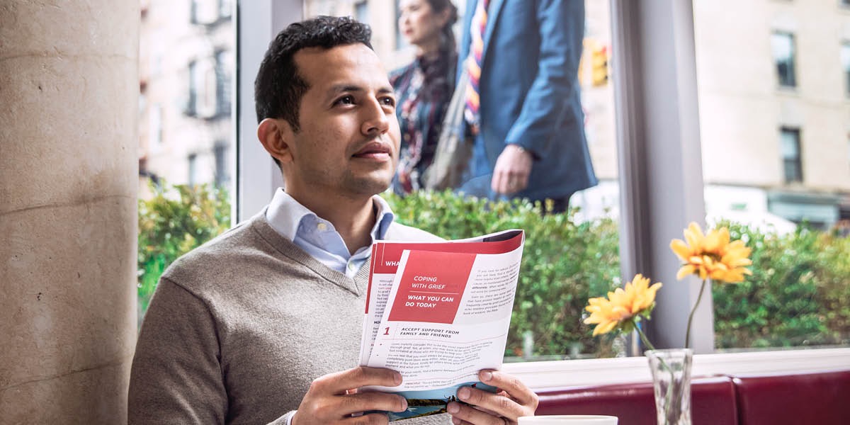 一个男子阅读本期《警醒！》杂志，得到了莫大的安慰