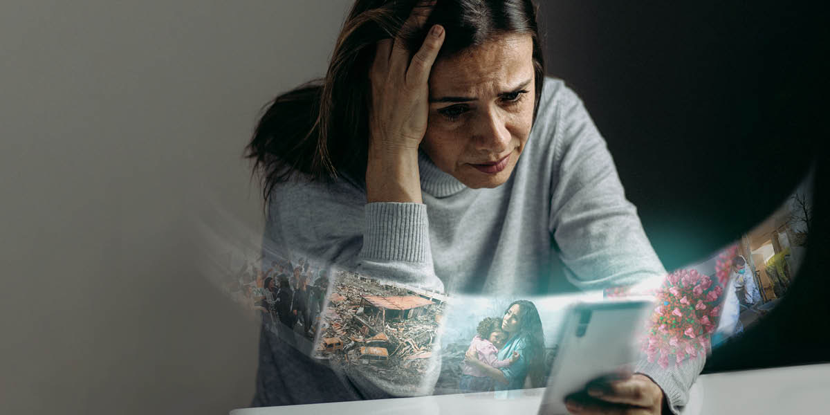 一个女人很忧愁地看着手机，她看到示威抗议、天灾、一个伤心的妈妈抱着孩子、冠状病毒和医院的病房。