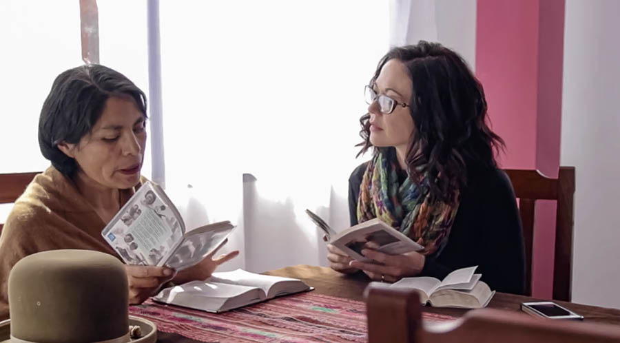 一名特派传道员姊妹和一名女士讨论圣经。