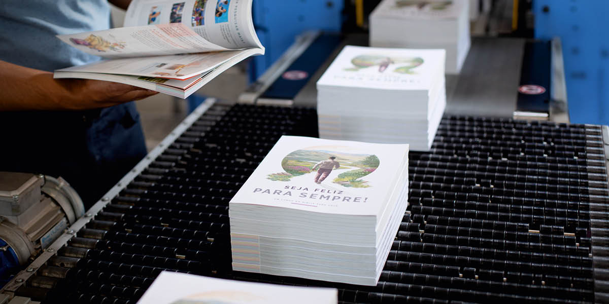 输送带上有一叠叠《永远享受美好的生命》。