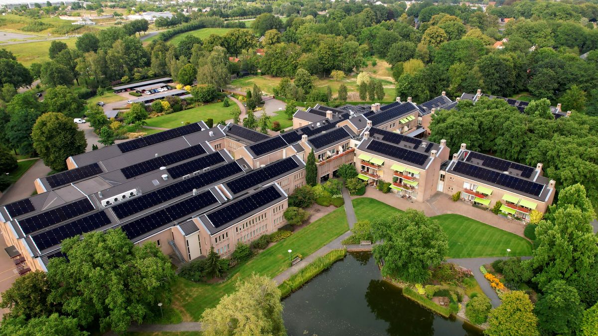 安装在荷兰分部屋顶的太阳能发电系统。