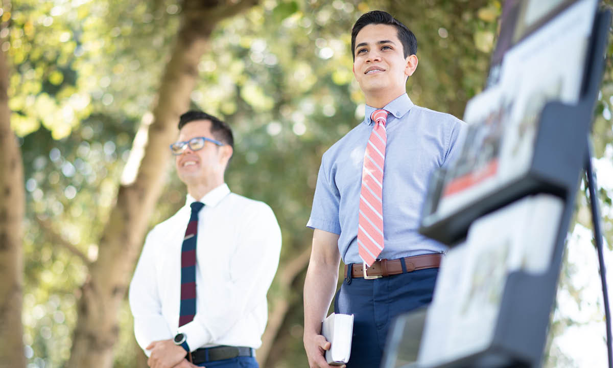同一个年轻人用手拉车作见证。