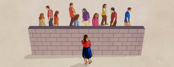 女孩子躲在一道墙后面，别人不能帮助她