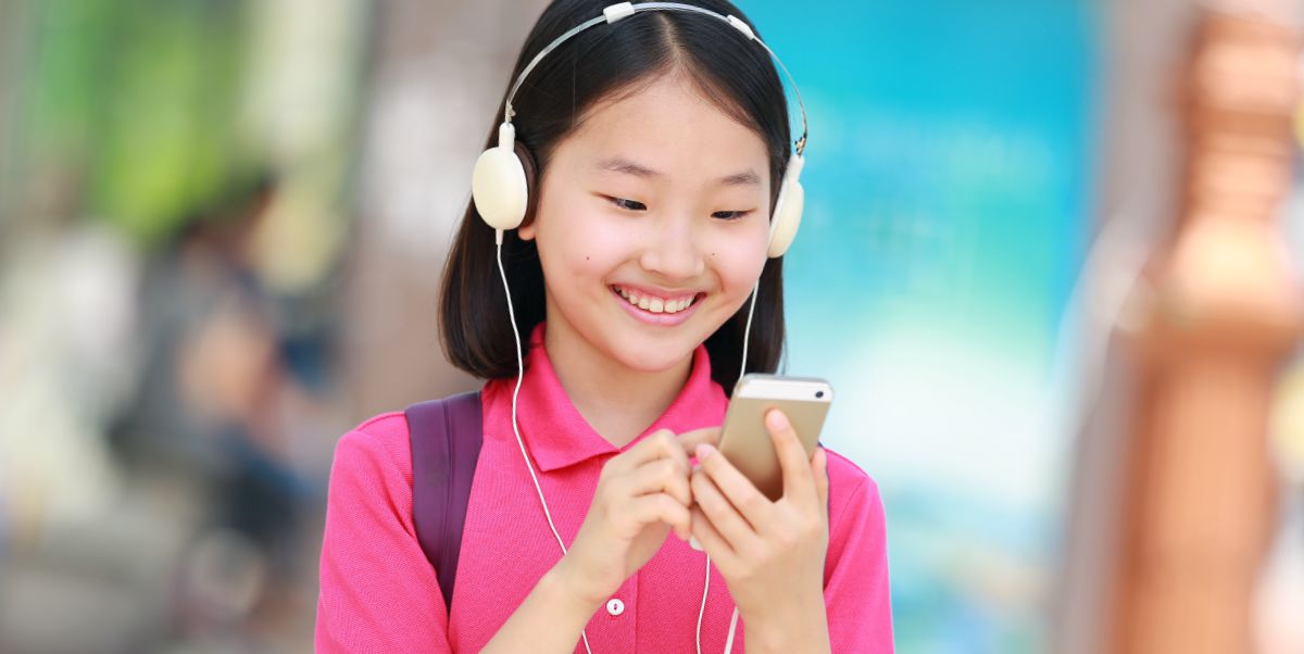 一个年轻女孩正在用手机听音乐