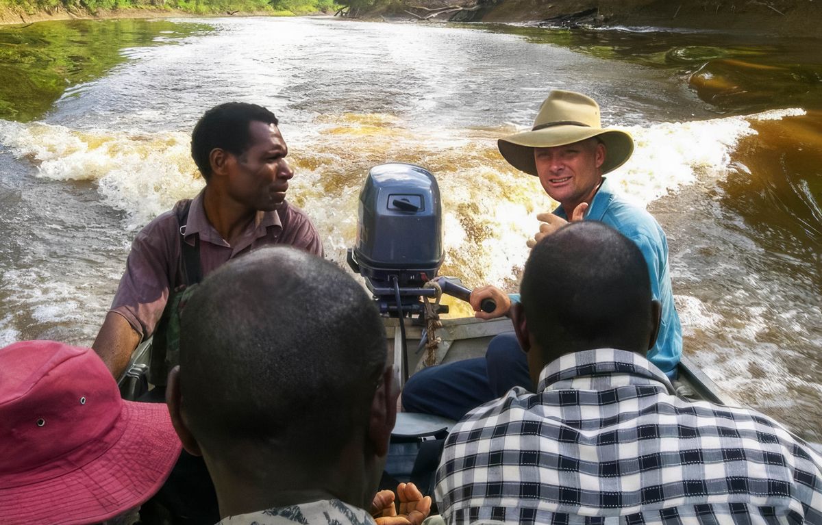 沃伦开着船，船上坐满了传道员。