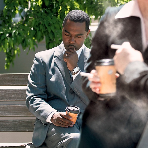 当四周的人都在抽烟时，一个男子祷告求上帝帮助他抵抗抽烟的诱惑