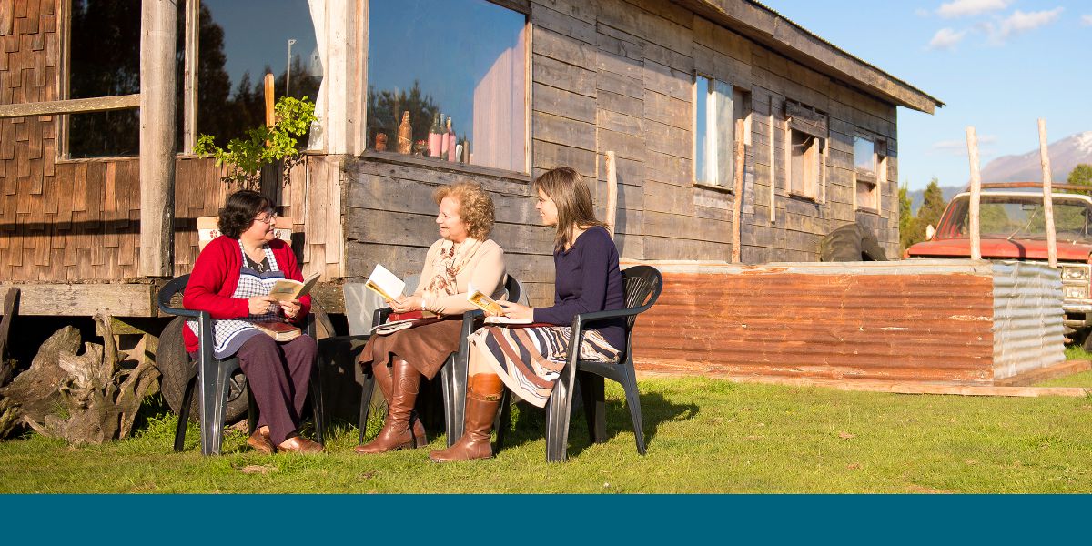 两位姊妹在智利与人讨论圣经