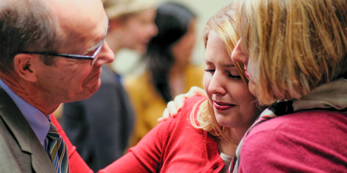 索妮亚的父母拥抱她