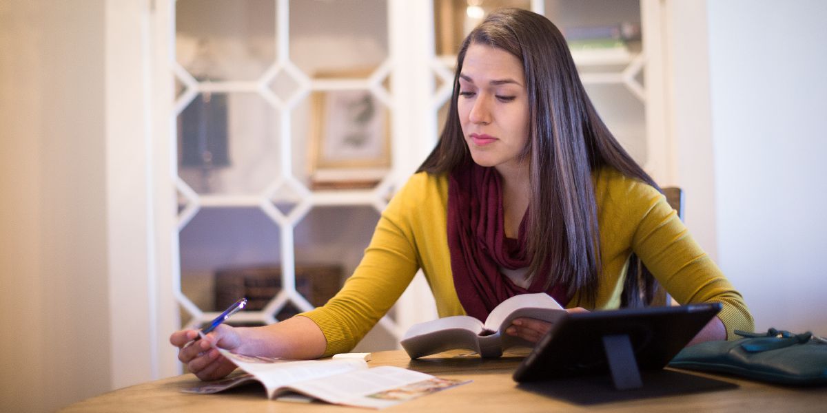 一个姊妹准备资料做续访