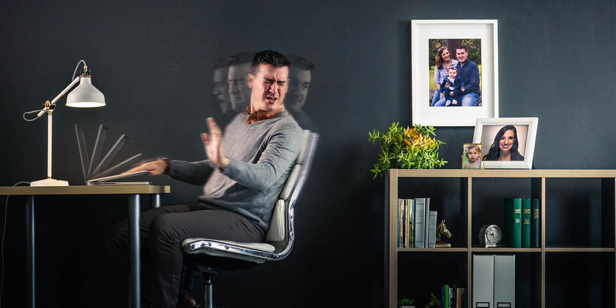 一个身为丈夫和父亲的男子厌恶地转头不看电脑的画面并迅速合上电脑