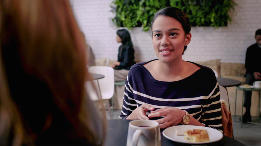 短片《传道教人让我们喜乐——提升教导技巧——善用比喻和例子》中的一幕：丽珊给阿玉说一个比喻