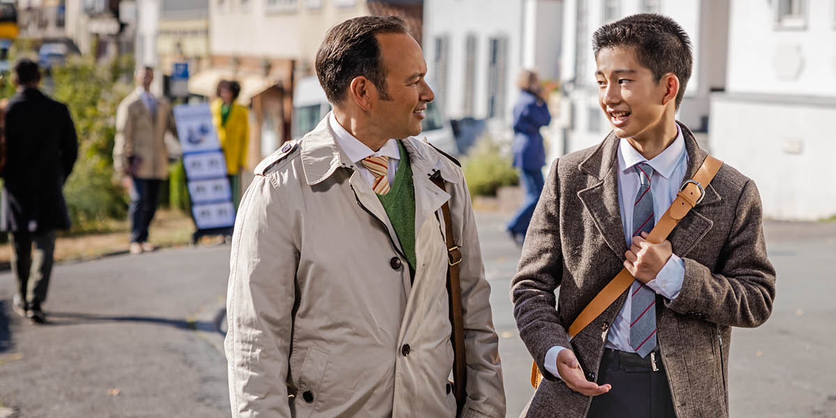 〈父母没有树立榜样，你也可以好好崇拜耶和华〉这篇文章插图里的年轻弟兄，他正在和一位成熟的弟兄边传道边谈心。