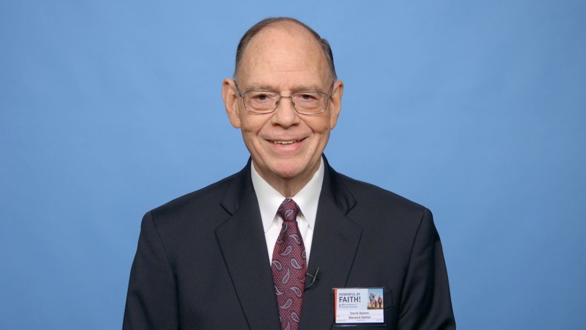 短片《要为信仰奋战！》（节选片段）中的一幕：中央长老团成员戴维·斯普莱恩弟兄。