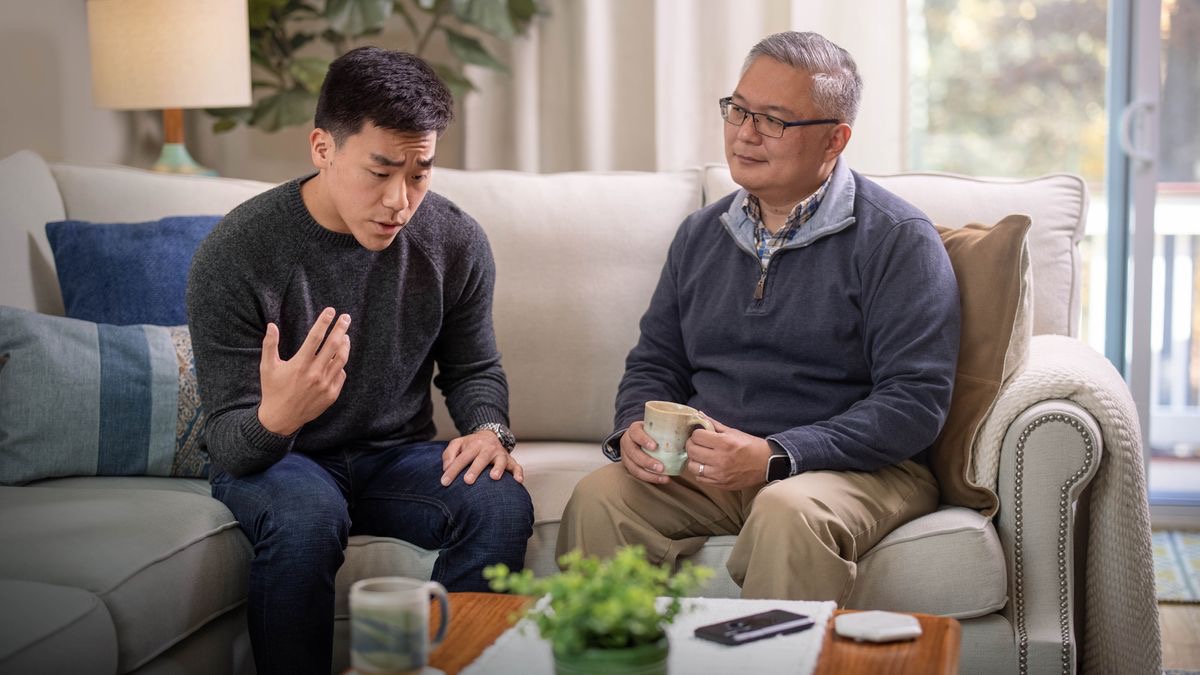 一个年轻弟兄邀请一个成熟的朋友到家里坐坐，跟他说说心里话。