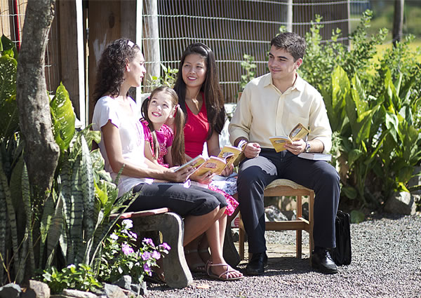 比安卡和朱丽安娜在向人传道