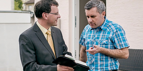 传道员跟一个先生讨论跟上帝王国有关的事