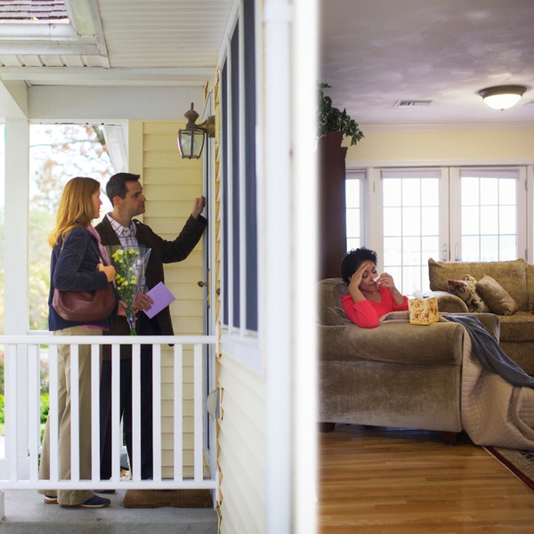 一对夫妇带了一束鲜花和慰问卡，探望一个生病在家的朋友