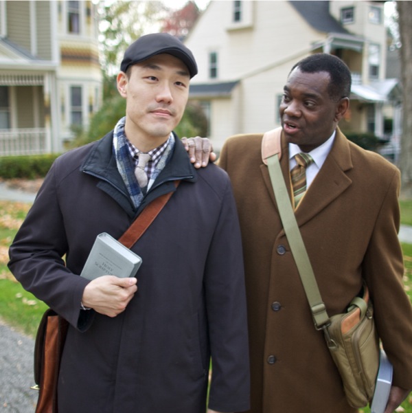 两个基督徒弟兄一起传道