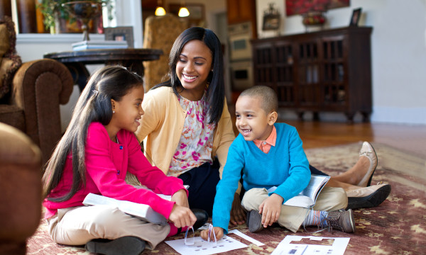 一个母亲在陪伴孩子