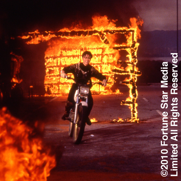 高丽虹在拍摄动作片时，骑着摩托车表演特技