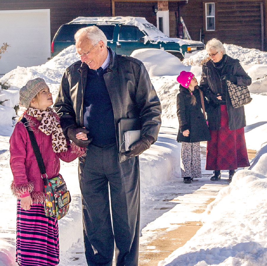 托马斯和贝瑟尔·麦克莱恩与外孙女一起传道