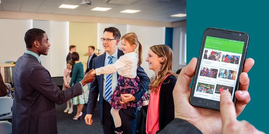 在王国聚会所里，一个家庭欢迎刚来的外国人