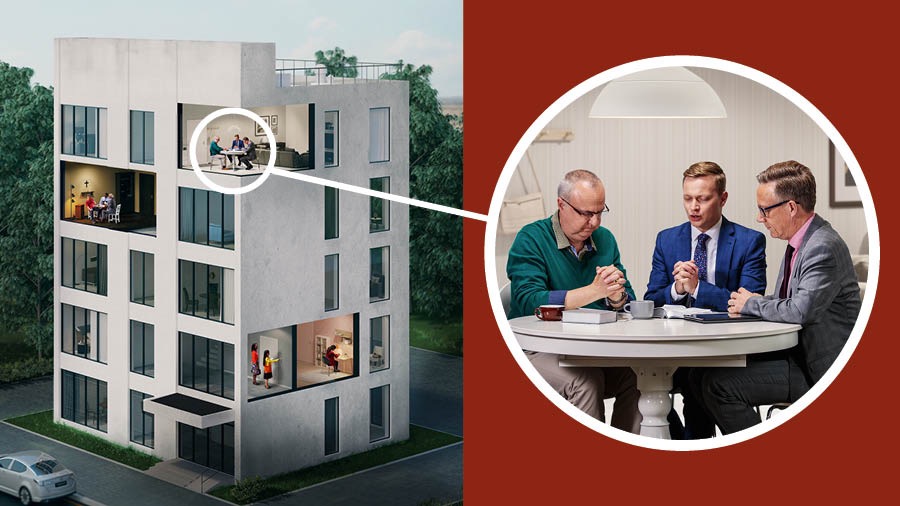 两个弟兄跟一个年长的男子讨论圣经。其中一个弟兄在讨论前先祷告。