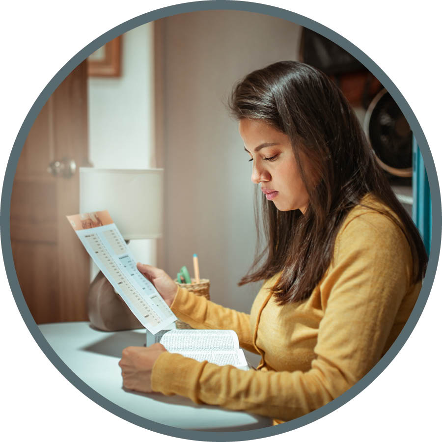 学生读圣经时手里拿着读经进度表。