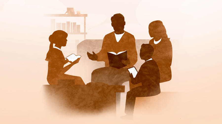 一个弟兄在主持家庭崇拜。