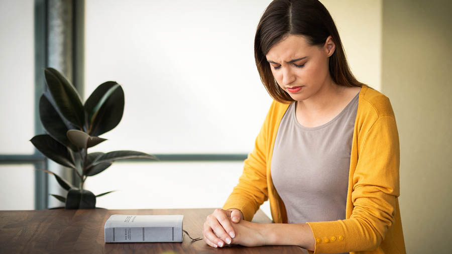 一个姊妹在读圣经前先祷告。