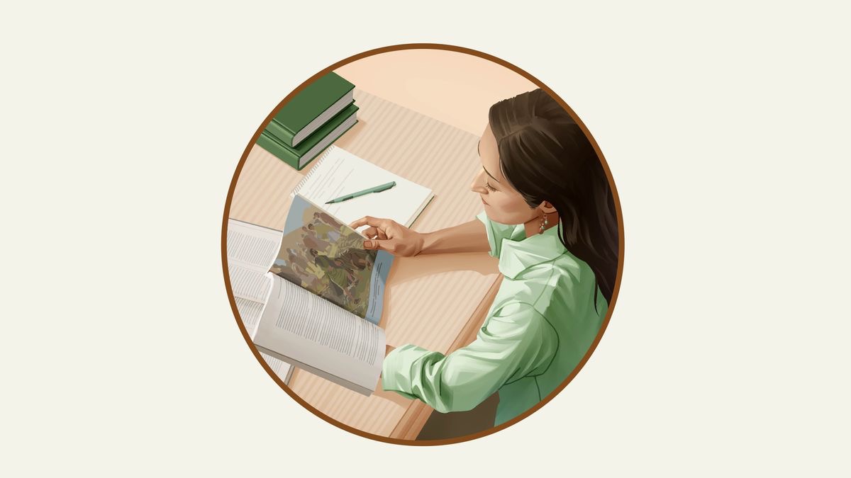 一个姊妹在研读圣经书刊。