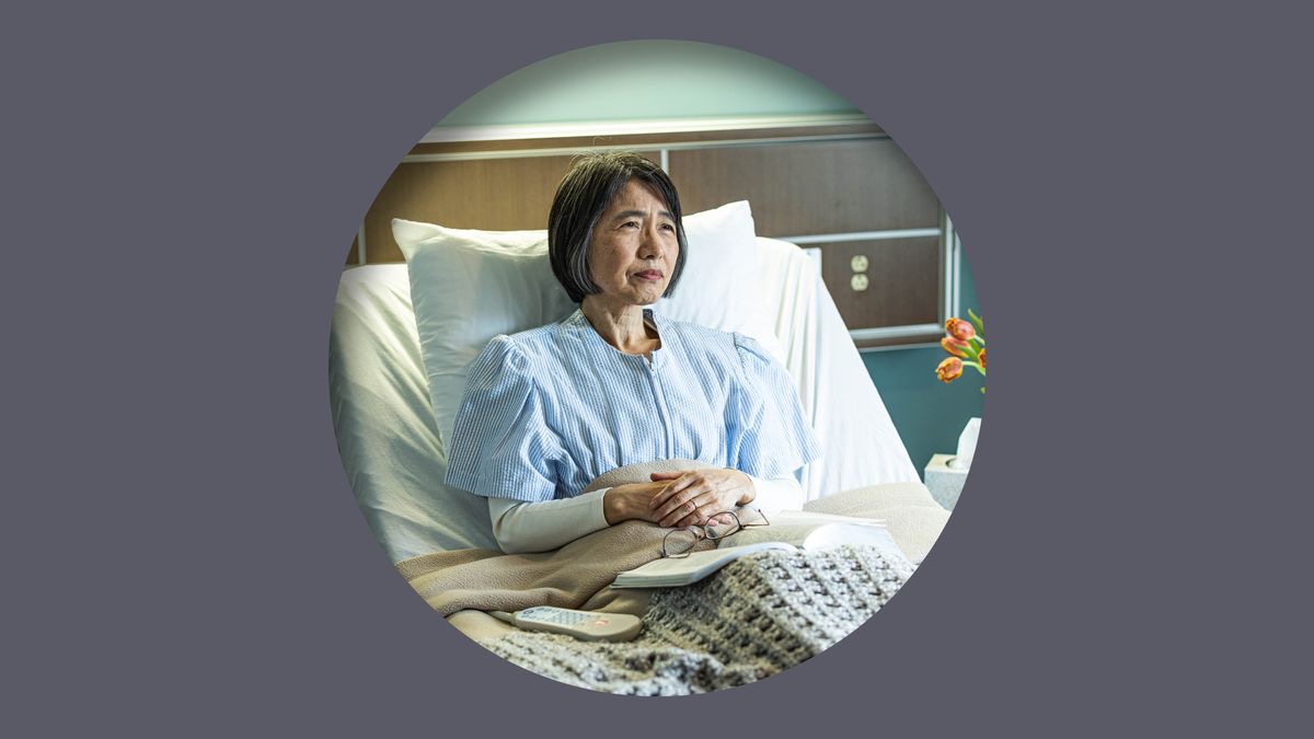 一个姊妹坐在病床上，腿上放着一本打开的圣经。