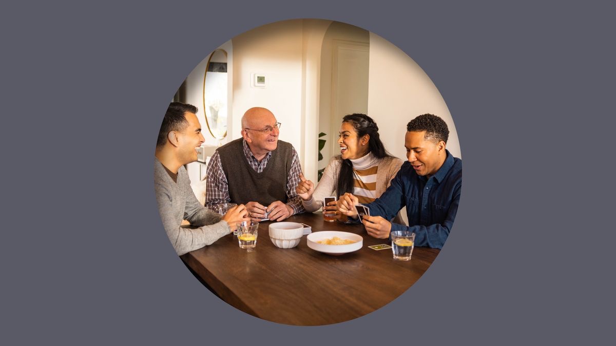 一对夫妻跟一个年轻弟兄去一个年长弟兄的家，大家有说有笑。