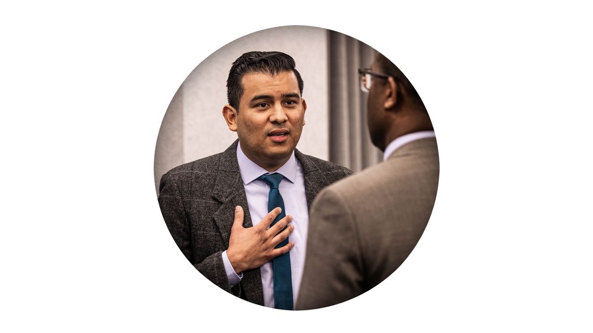 这个弟兄向另一个弟兄道歉。