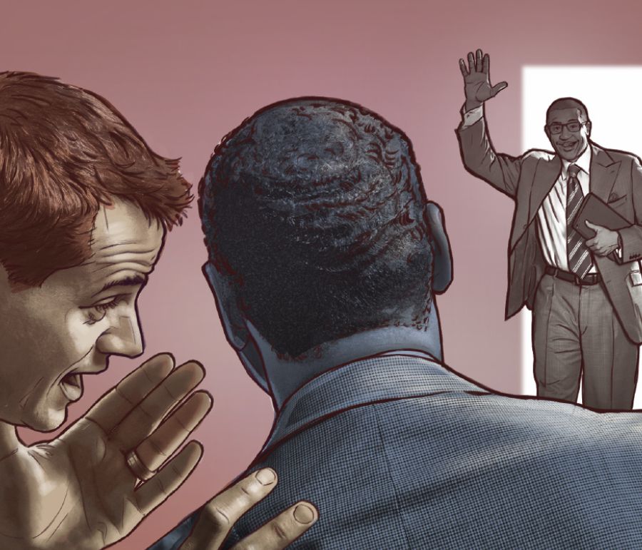 一位男子进门时两位男子正在窃窃私语