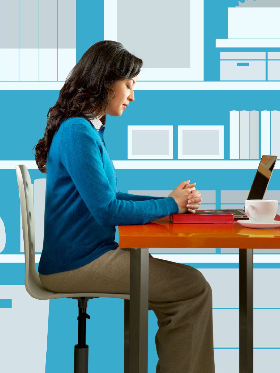 女子在读圣经前做祷告