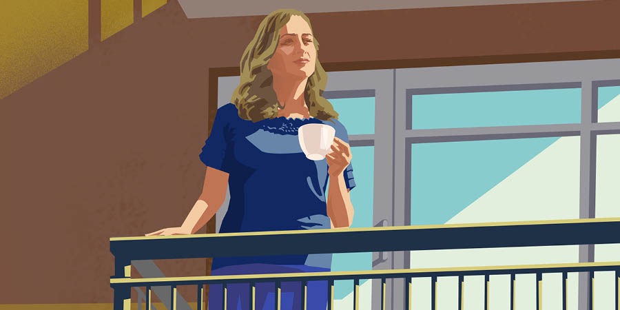 一名女子喝无酒精饮料