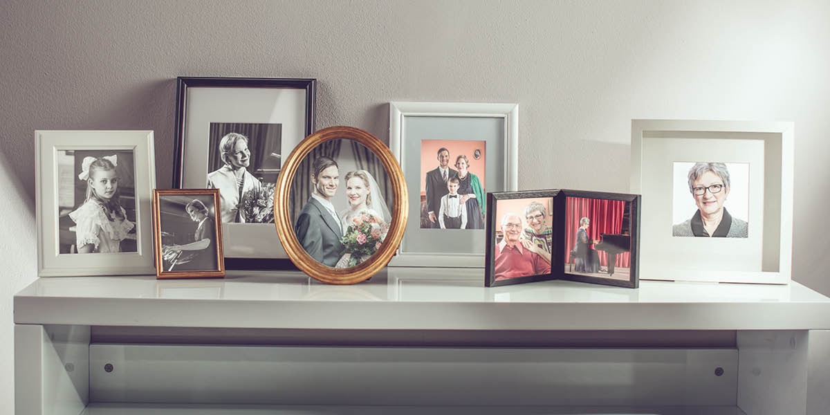 这些照片记录了一位女士一生的历程：童年时期、练习钢琴、拿着一束花、婚礼当天、和丈夫及儿子的合照、老年时与丈夫的合影、弹奏钢琴、晚年独照